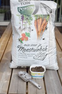 Mix moestuinbak vullen